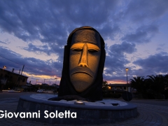 Scultura che raffigura la maschera del Merdule